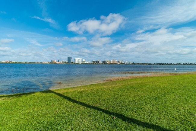 Building Photo - TWO BEDROOM TWO BATHROOM!! FULL LAKE VIEW!