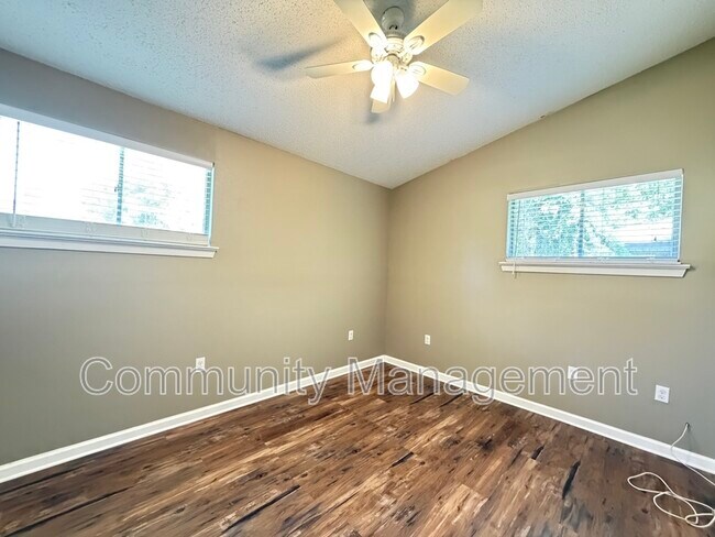 Building Photo - 1442 Clinton Dr