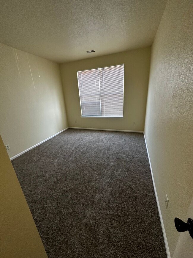Building Photo - Move in Ready!!  3 Bedroom Condo - Cherry Grove - Aurora.....
