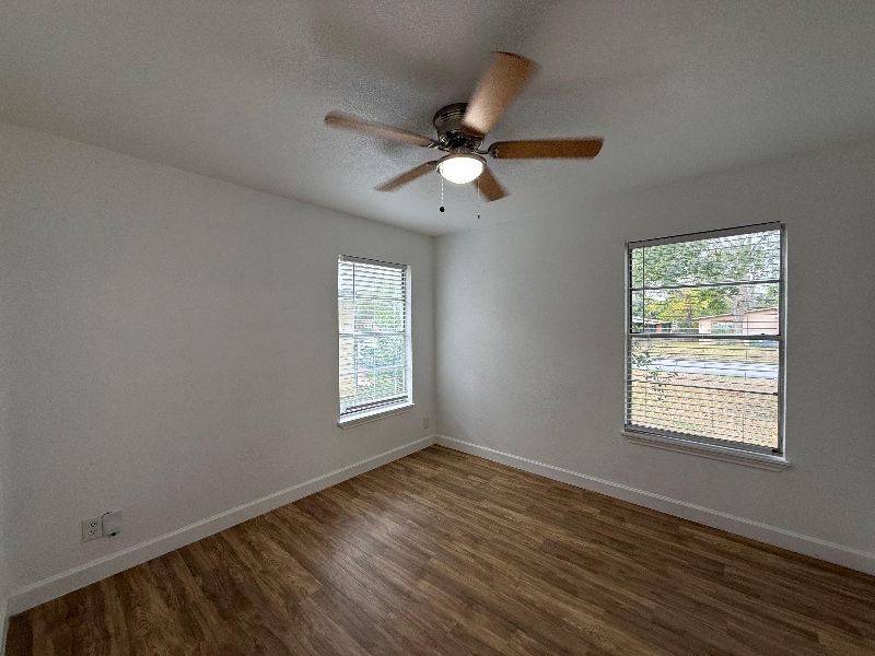 Building Photo - 219 Serna Park