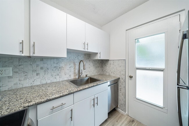 Building Photo - 2555 NE 11th St