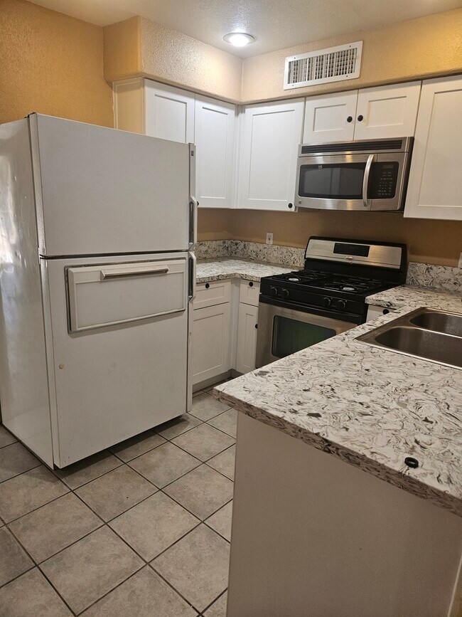 Building Photo - 6102 Hillside Bloom Ct