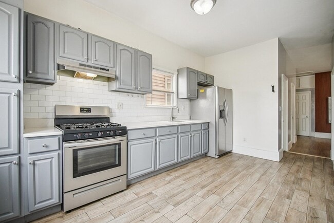Building Photo - 314 25th St