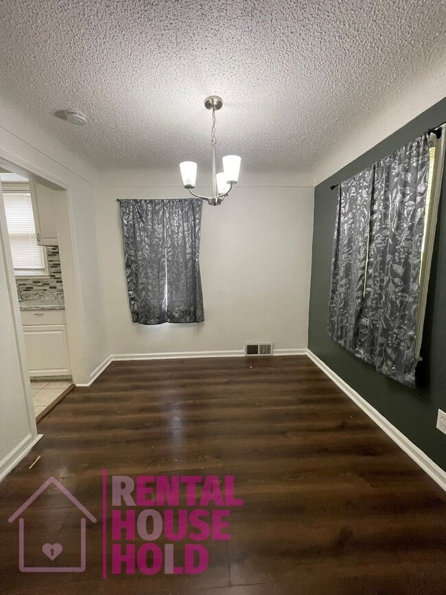 Building Photo - ~ 3 BEDROOM 1.5 BATH~ FREE PRE-SCREEN