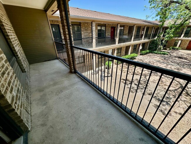 Building Photo - 2 Story Condo Just a Few Steps From Campus!