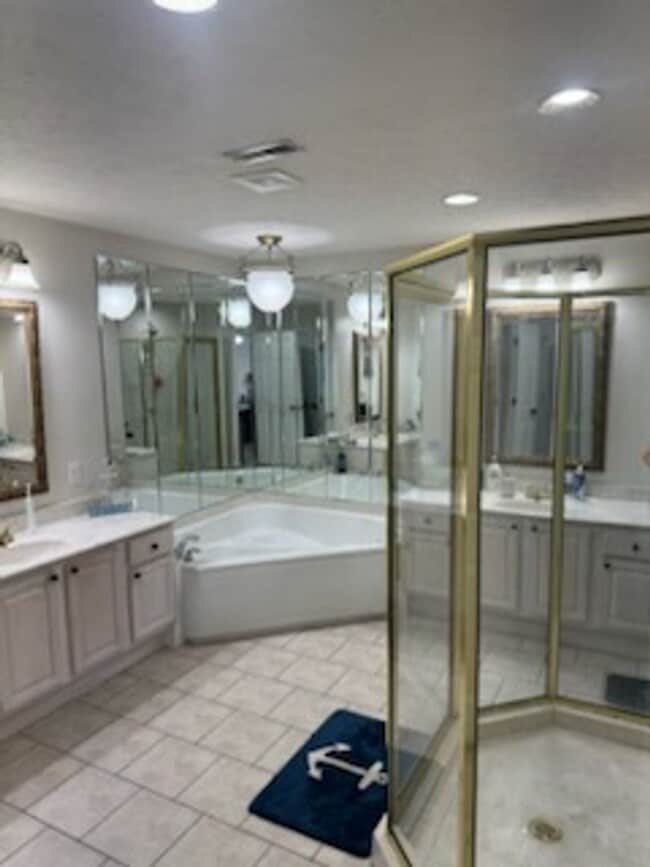 Building Photo - Beautiful, 5-bedroom home in a quiet subdi...