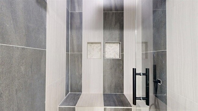 Building Photo - 4867 N Oakland Ln