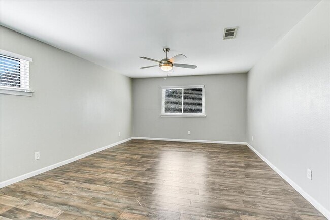 Building Photo - 7105 Meadowood Dr