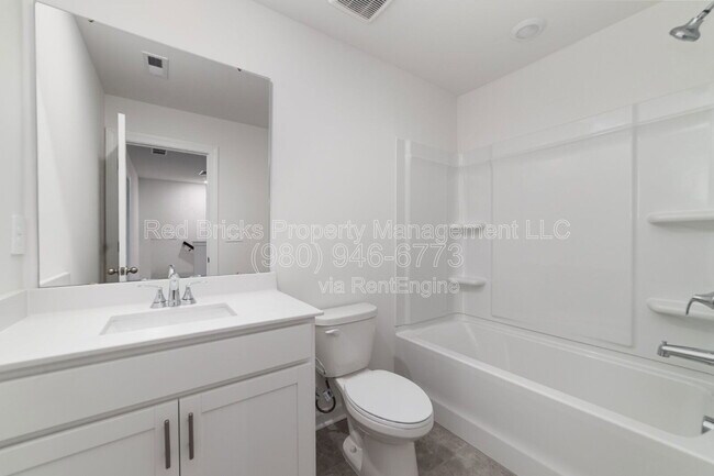 Building Photo - 4039 Smt Wds Dr