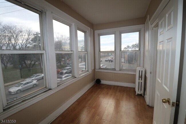 Building Photo - 413 Lyons Ave