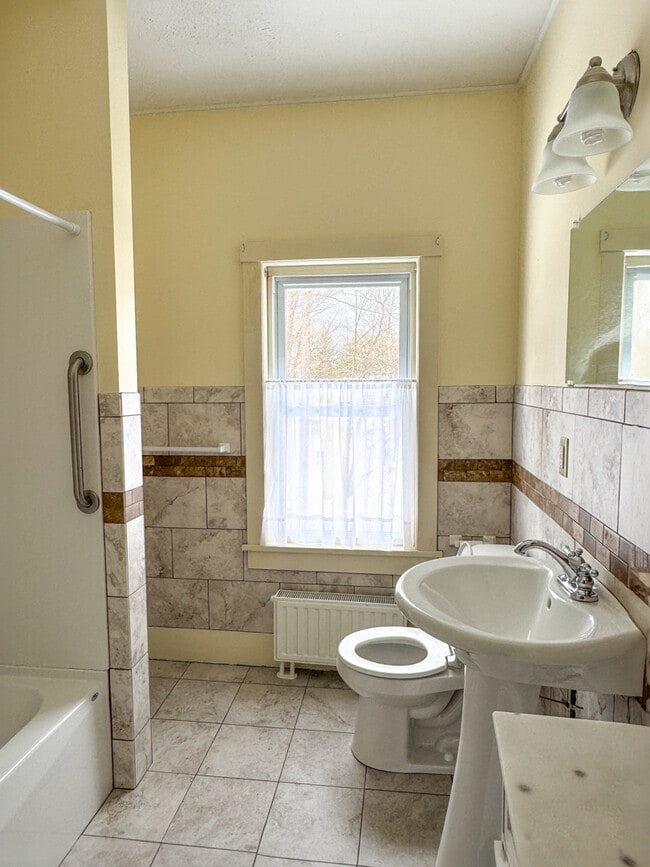 Building Photo - 14 Maple St