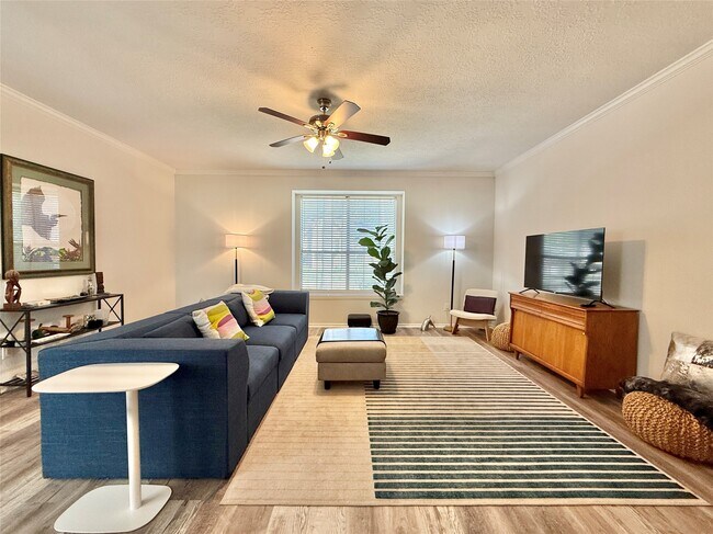 Building Photo - 2 Twin Feather Pl