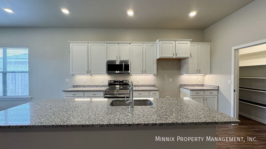 Building Photo - 2006 Kenwood Ave