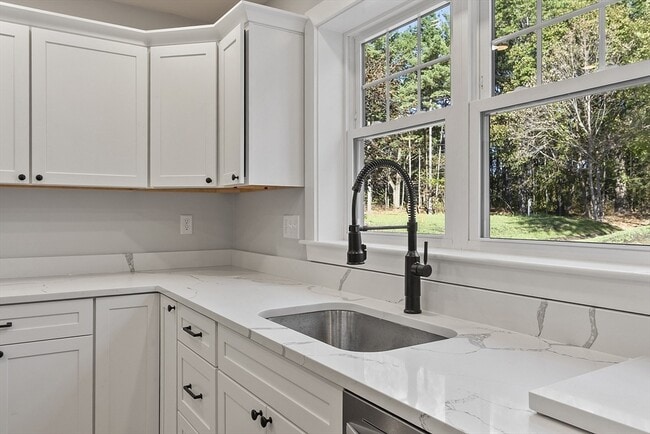 Building Photo - 18 Buttonwood Pl