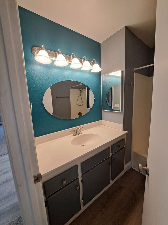 Building Photo - Updated, Spacious Home with Charm!