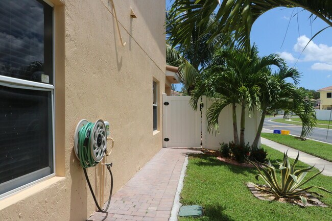 Building Photo - 708 Perdido Heights Dr