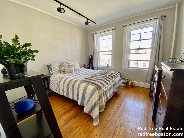 Building Photo - 1572 Commonwealth Ave