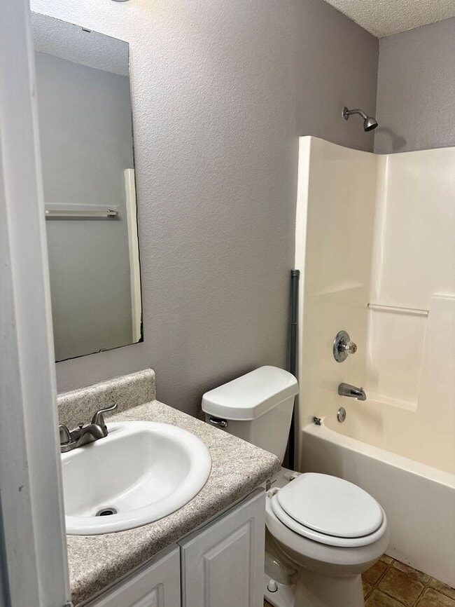 Building Photo - 3/2 Cottage in Maple Oaks Subdivision with garage