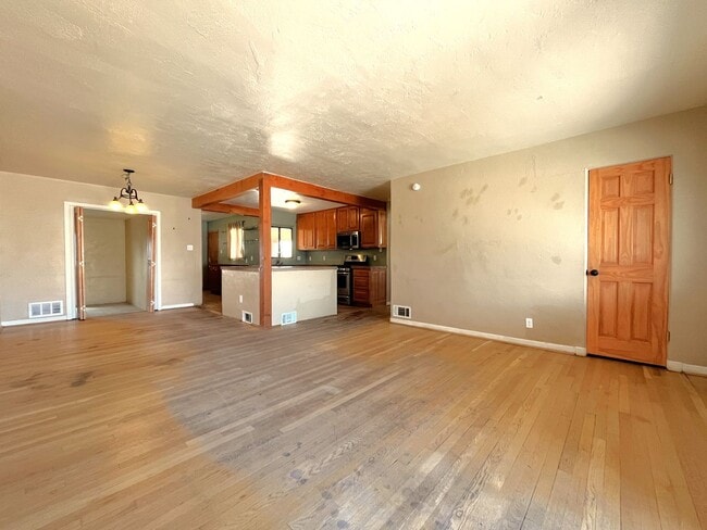 Building Photo - Splendid 4 Bedroom, 2 Bath Home Near Kirtland AFB! Available Now!