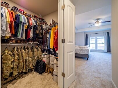 Building Photo - HUGE Owner's Suite!