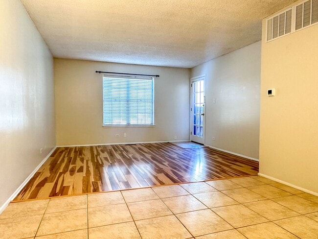Building Photo - End-Unit Condo in Southglenn