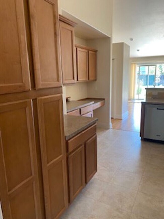 Building Photo - NW Redmond on a huge lot!
