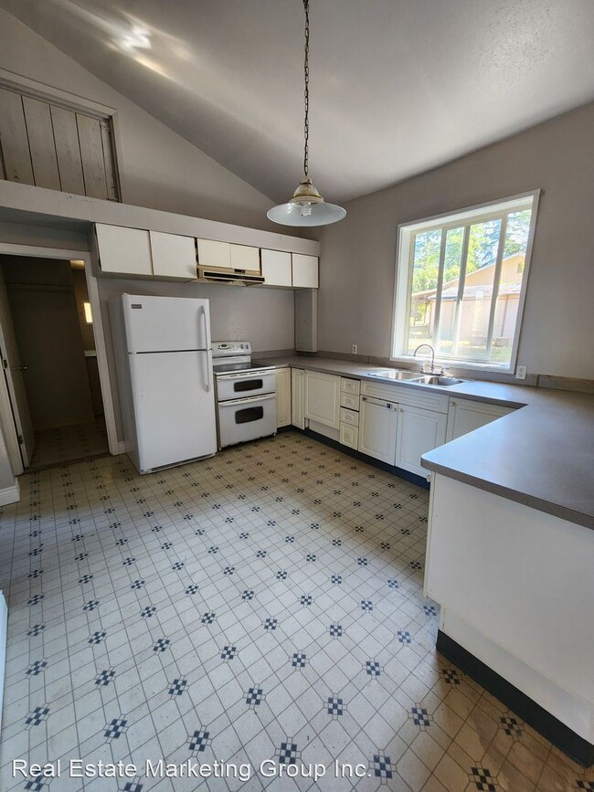 Building Photo - 2 br, 1 bath House - 381 1/2 Hawkins Rd