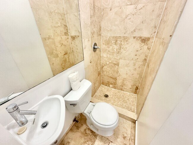 Building Photo - LARGE 1 BEDROOM FULLY FURNISHED IN WATERFR...