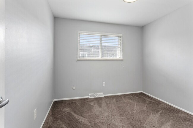 Building Photo - Southgelnn Townhome - 3 Bedrooms - 3 Bathr...
