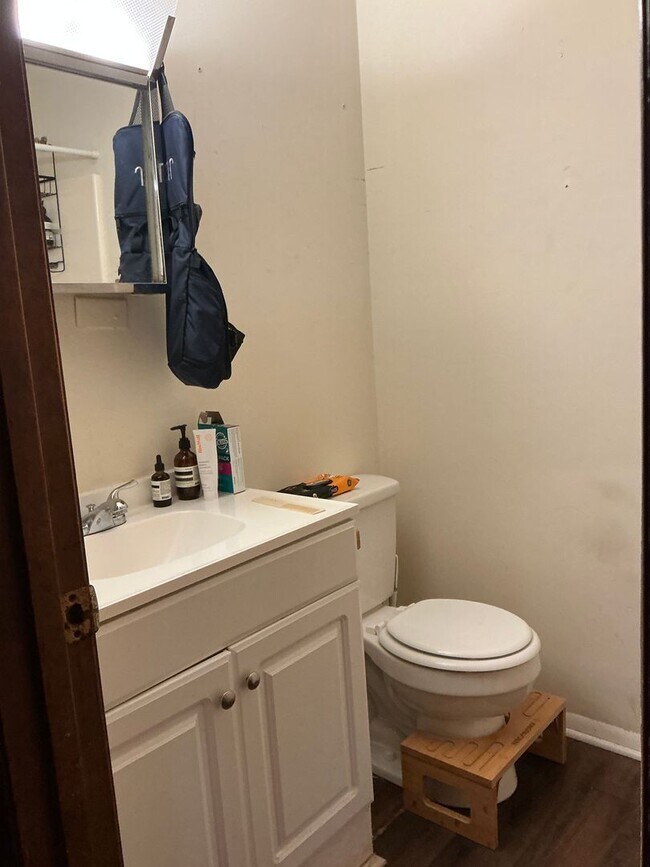 Building Photo - 2 bedroom 1 bath duplex is located off Whitehead Rd!