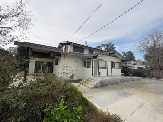 Building Photo - Classic vintage home walking distance to downtown Visalia!