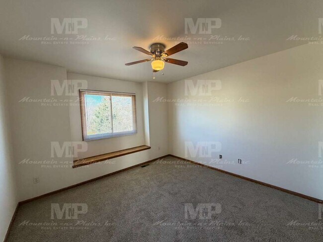 Building Photo - 4400 Vista Dr