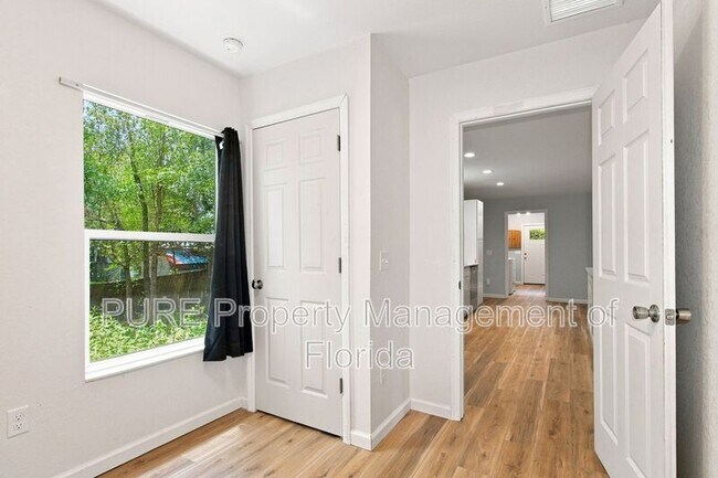 Building Photo - 11330 NE 66th Ln