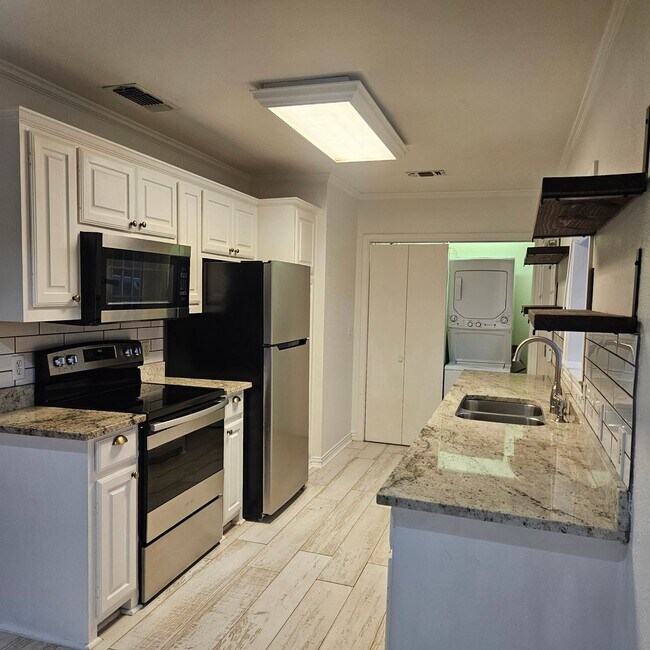 Building Photo - Bradley Duplex