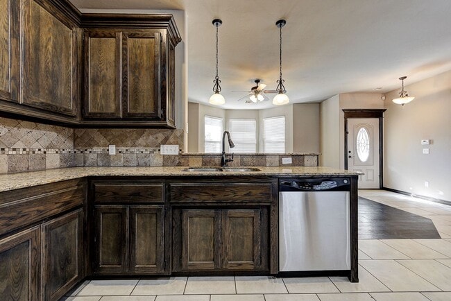 Building Photo - Spacious 3-Bedroom Home in Yukon – Modern ...