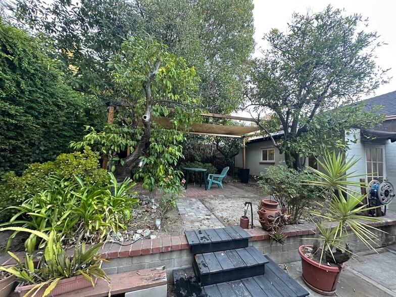 Building Photo - 325A Valle Vista Ave