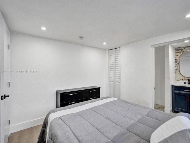 Building Photo - 3661 NE 8th Ave