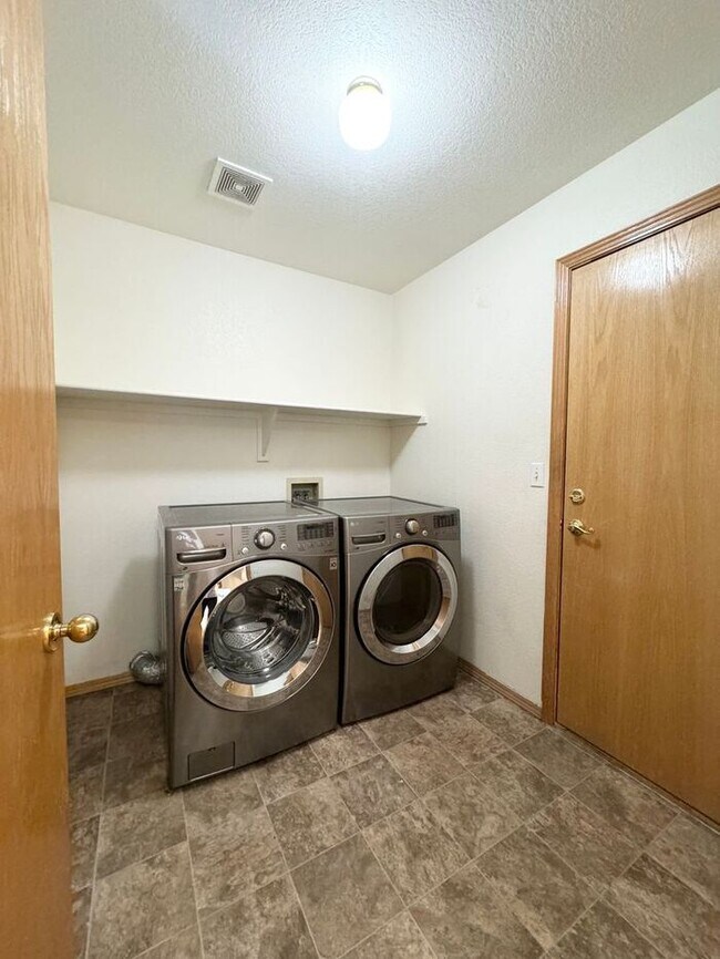 Building Photo - Gorgeous 5 Bedroom 3.5 Bath House with 3 c...