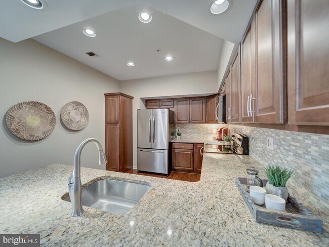 Building Photo - 2708 Summerview Way