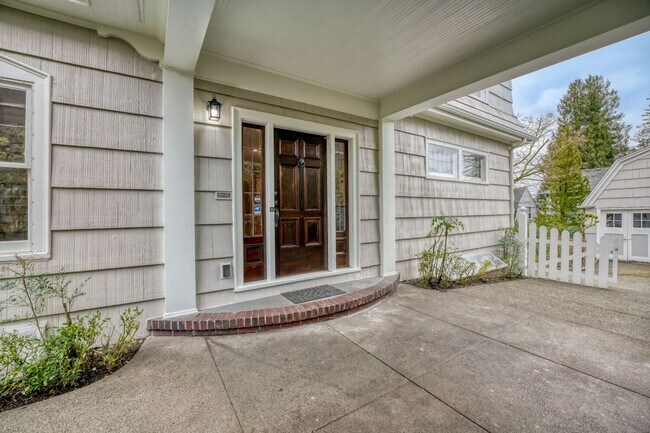 Building Photo - Capitol Hill Home