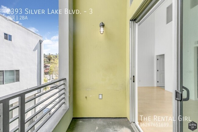 Building Photo - Spacious Silver Lake Townhome | Multi-Leve...