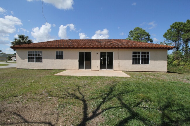 Building Photo - 706 Davidson St SE