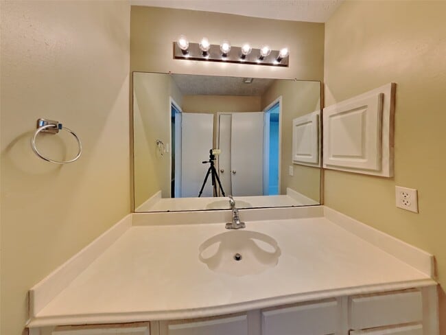 Building Photo - 2908 Cambridge Circus