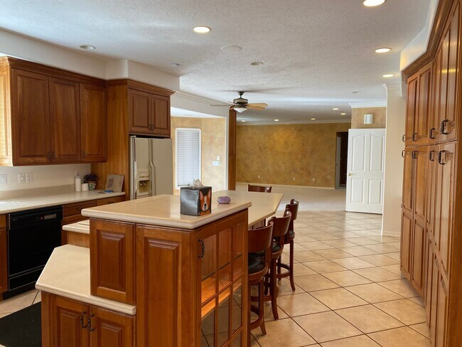 Building Photo - 4 Bed/3.5 Bath House in Cottonwood Heights...