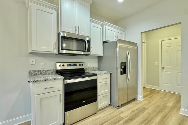 Building Photo - AVAILABLE NOW! (Pet Friendly)