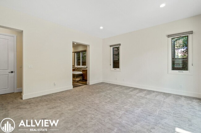 Building Photo - Luxurious and Rare 5 Bed 5.5 Bath Located ...