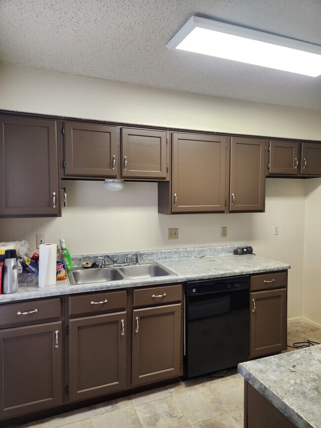 Building Photo - 123 Oakwood Ln