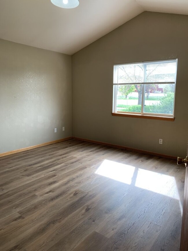 Building Photo - STUDENTS WELCOME! 3 Bed, 2 Bath Duplex in ...