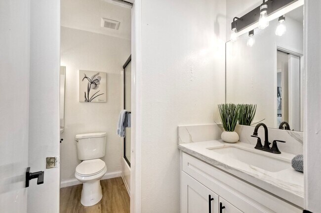 Building Photo - Charming Remodeled 2-Bed / 1.5-Bath Condo ...