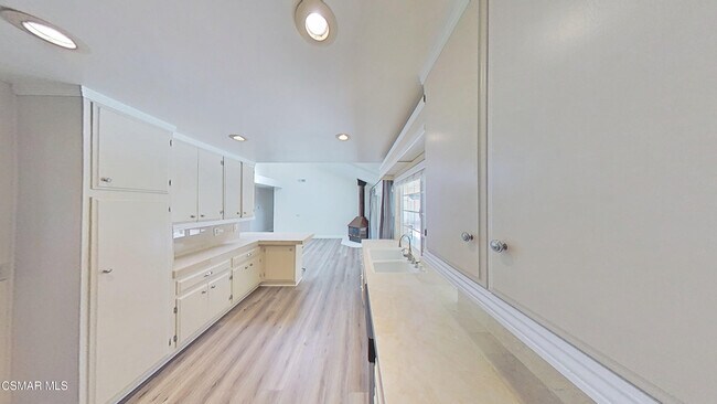 Building Photo - 652 Harper St